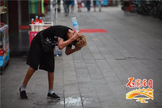 街拍！雨一直下，石家庄闷热天气得缓解