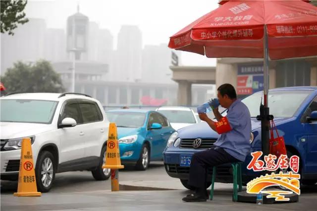 街拍！雨一直下，石家庄闷热天气得缓解