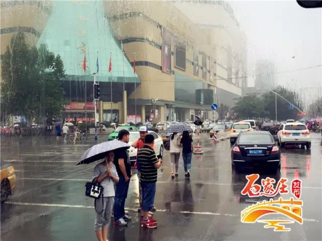 街拍！雨一直下，石家庄闷热天气得缓解