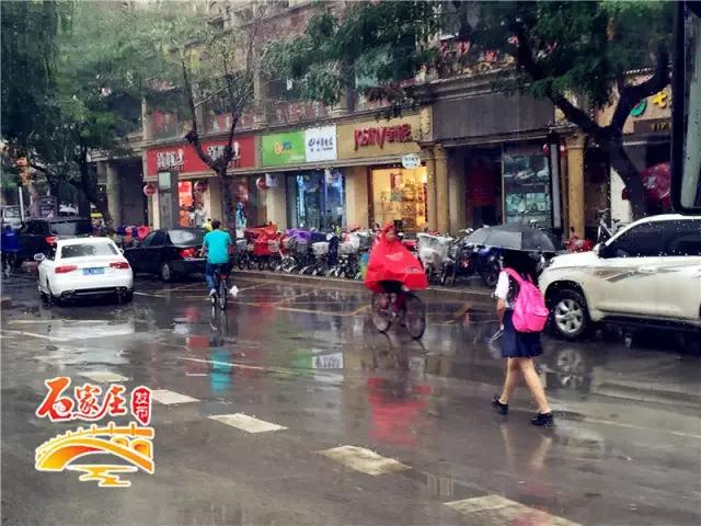 街拍！雨一直下，石家庄闷热天气得缓解