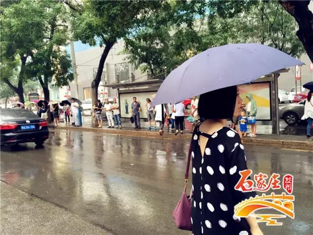 街拍！雨一直下，石家庄闷热天气得缓解