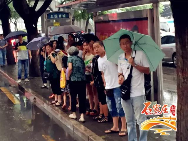 街拍！雨一直下，石家庄闷热天气得缓解