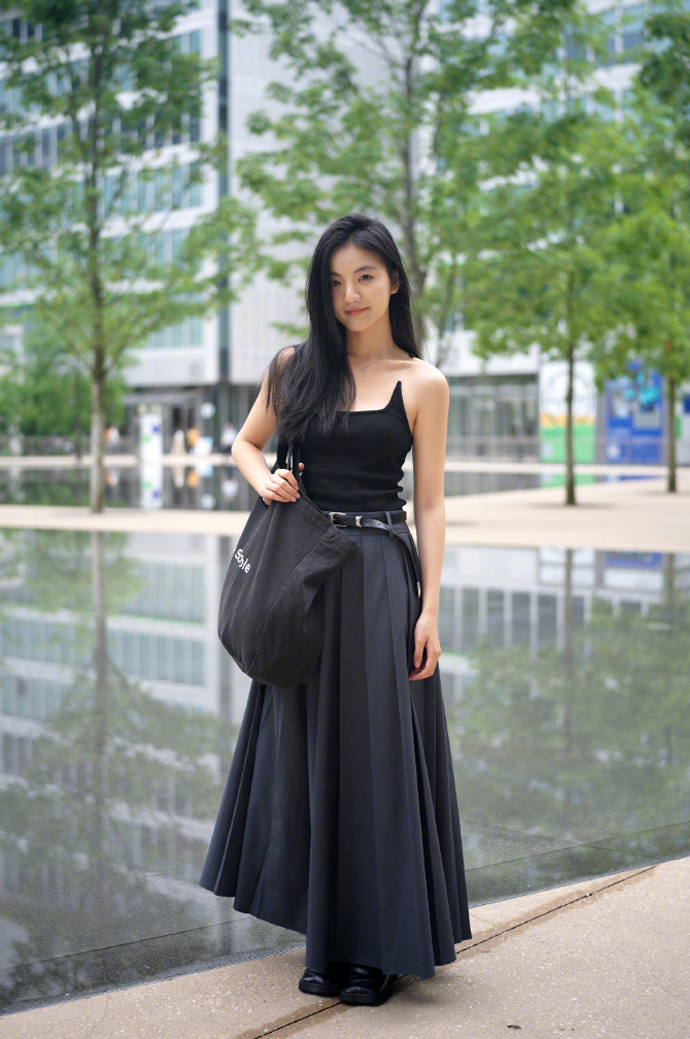 被杭州女生的“百褶裙”圈粉了！时髦、洋气又显瘦，照着穿好高级
