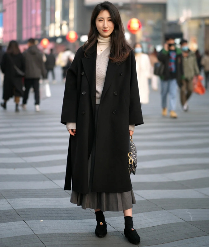 街拍镜头下的杭州女孩，冬天没过完就开始穿裙子出门，太赶时髦了