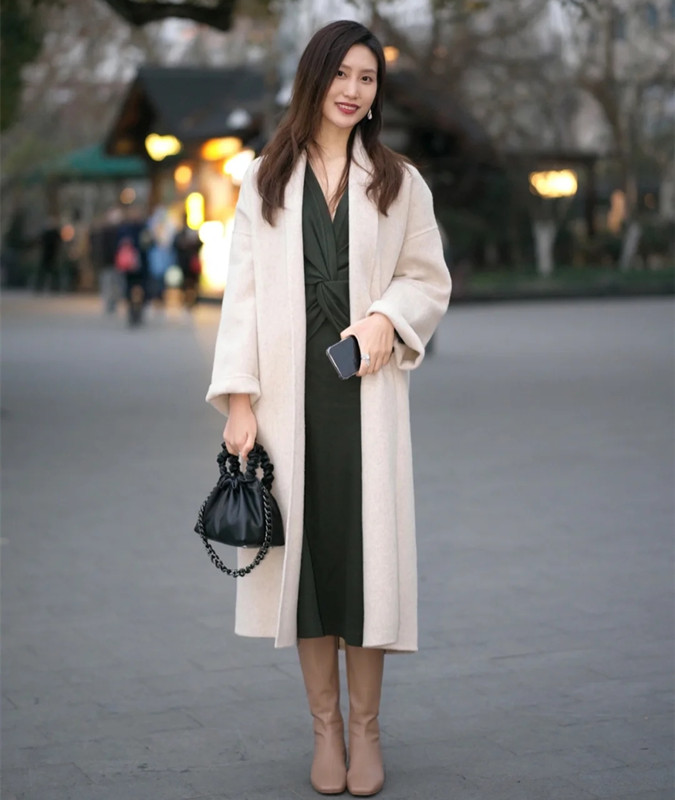 街拍镜头下的杭州女孩，冬天没过完就开始穿裙子出门，太赶时髦了