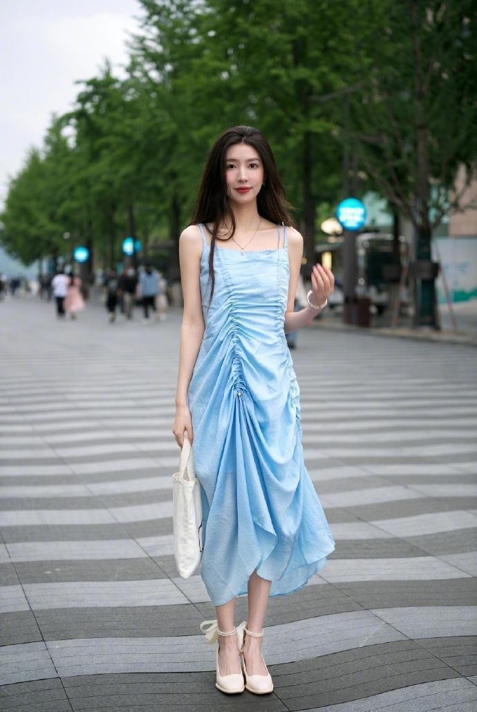 杭州美女好喜欢淑女风，穿的裙子都挺温柔，柔美得像水一样