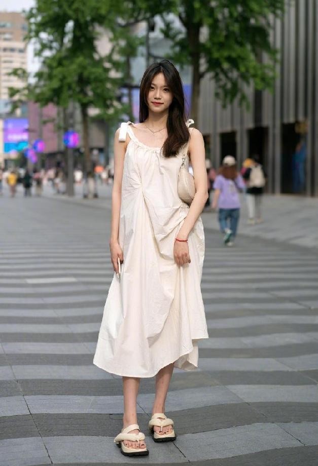 杭州美女好喜欢淑女风，穿的裙子都挺温柔，柔美得像水一样
