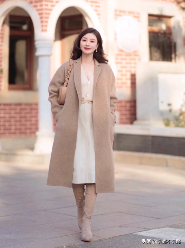 看了杭州女生的街拍才发现：黑白灰过时了，今年流行“奶茶色”！