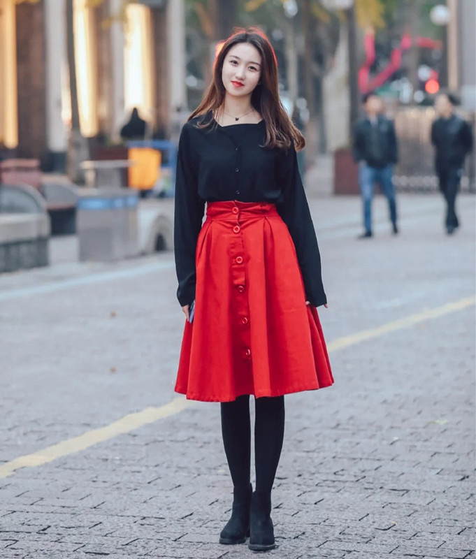 杭州姑娘真会打扮，入冬后穿“半身长裙”街拍，时髦又有女人味