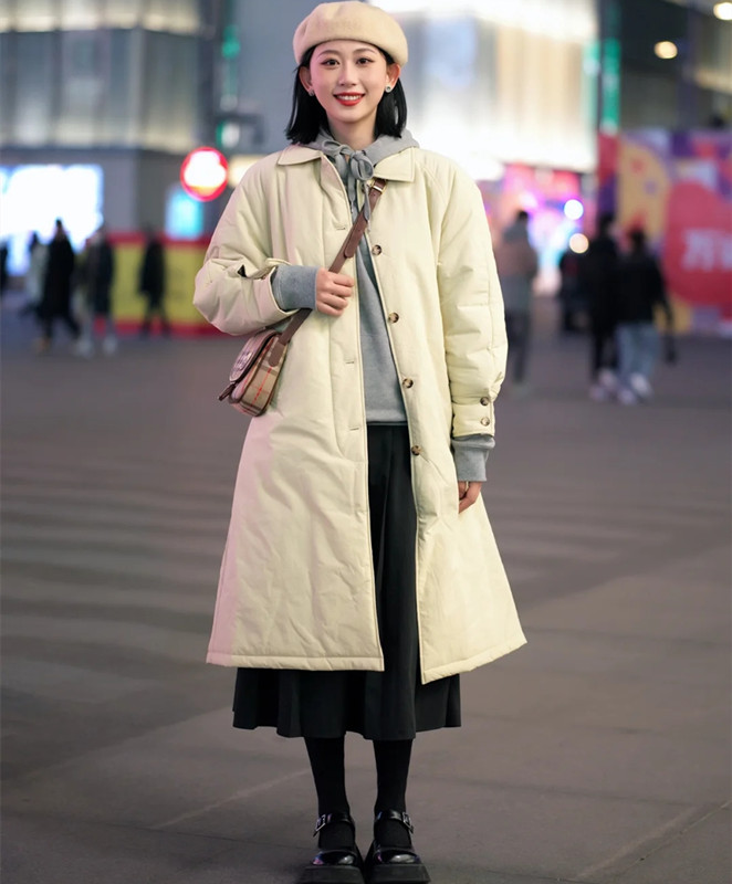 杭州姑娘真会打扮，入冬后穿“半身长裙”街拍，时髦又有女人味