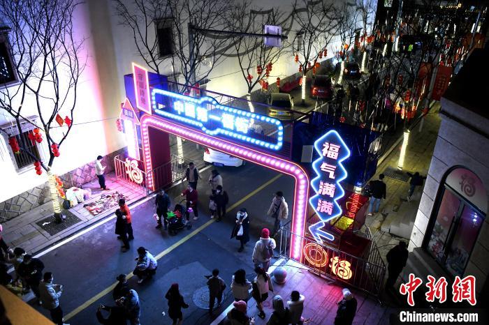 （新春走基层）福建福州：民众夜游古街欢度春节