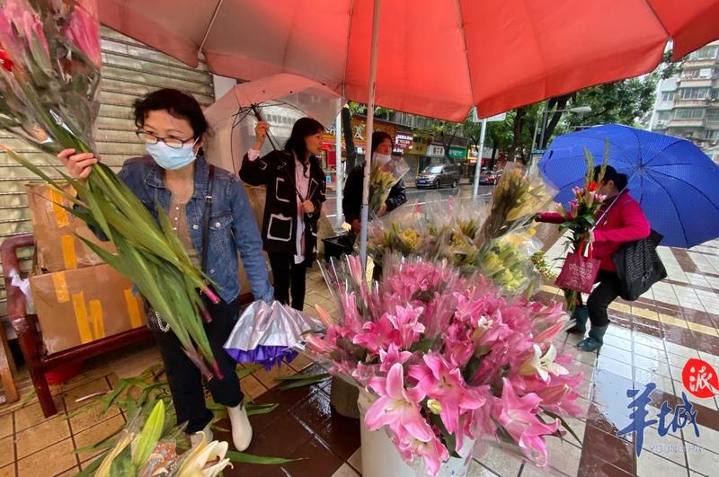 街拍｜年廿九买年花！大雨中，广州街坊买买买