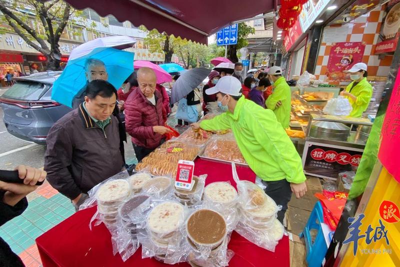 街拍｜年廿九买年花！大雨中，广州街坊买买买