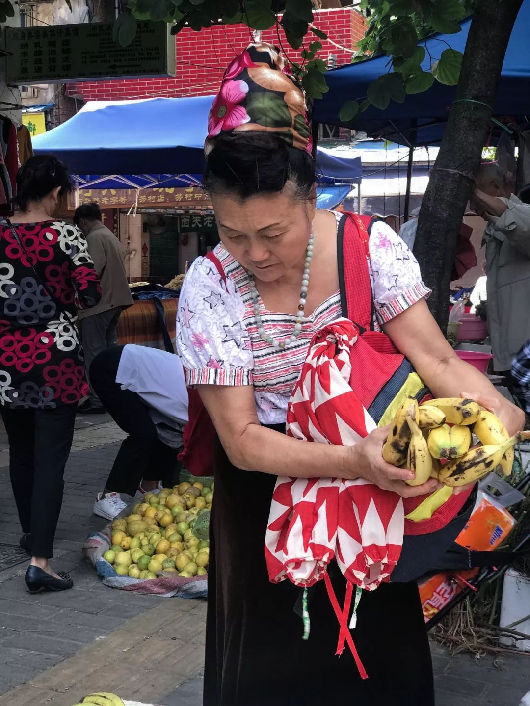 她在广州街拍3年，发现中国老头老太比年轻人潮多了