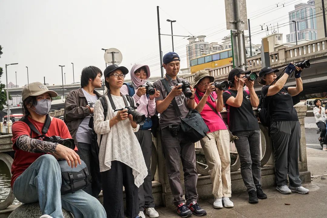 街头摄影，到底是孤独者的旅程？还是三人行必有我师？