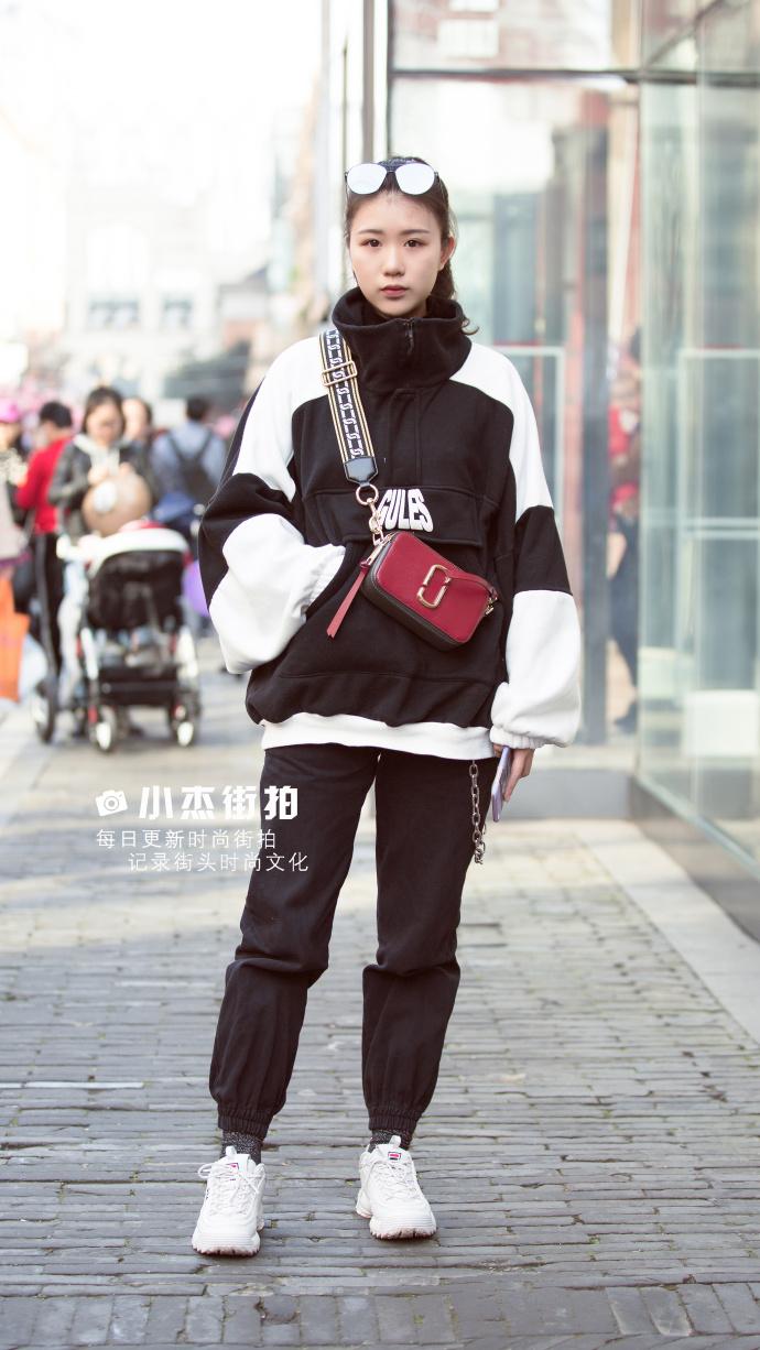 武汉街拍,大地色的夹克搭格子衬衣,彰显温暖可爱又迷人