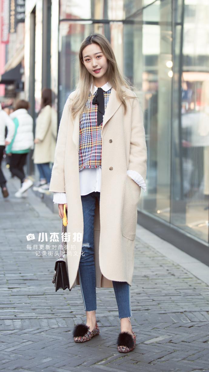 武汉街拍,大地色的夹克搭格子衬衣,彰显温暖可爱又迷人