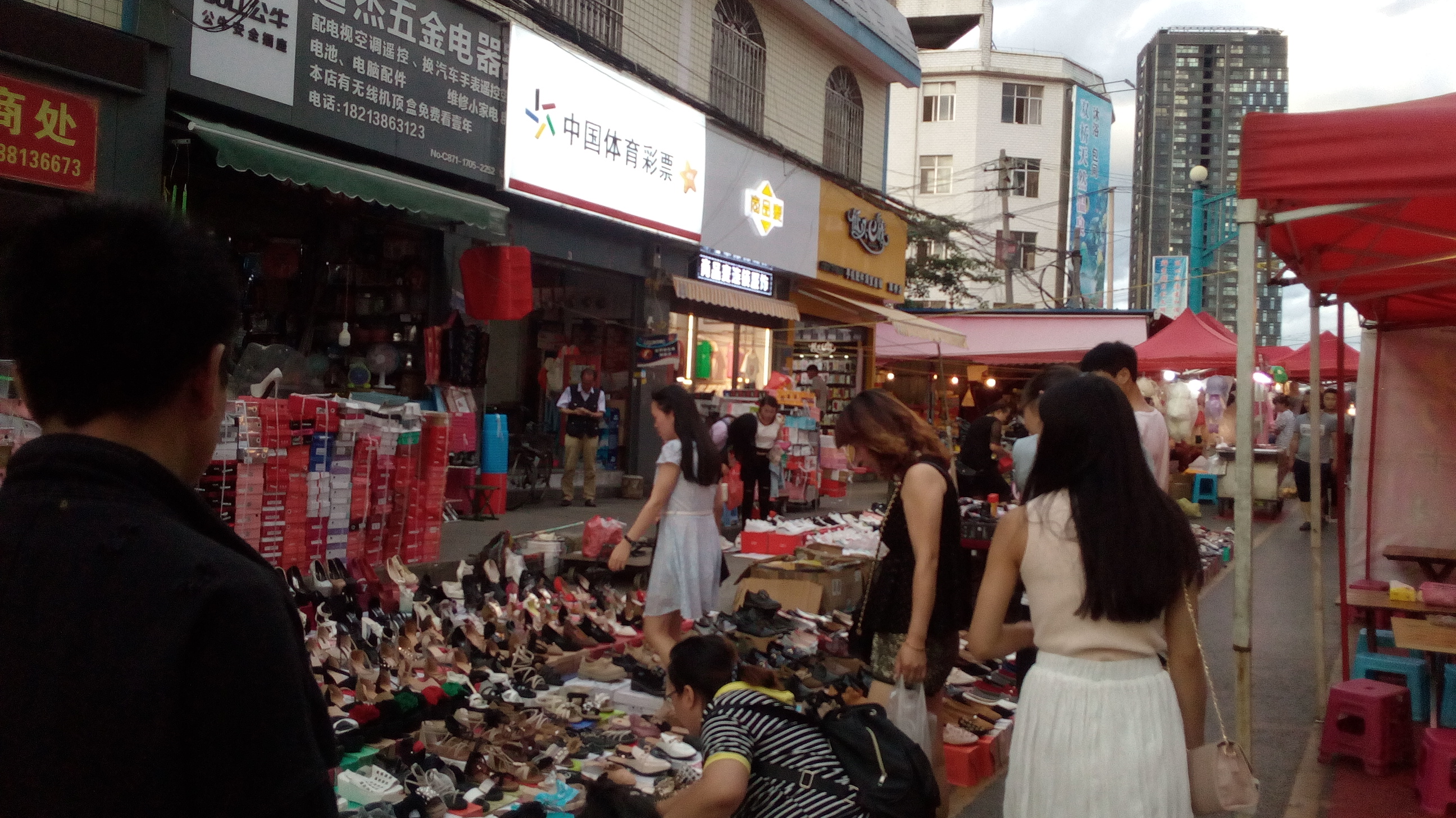 街拍：寻访昆明城中村——双桥村夜市，那里是否有过你的回忆