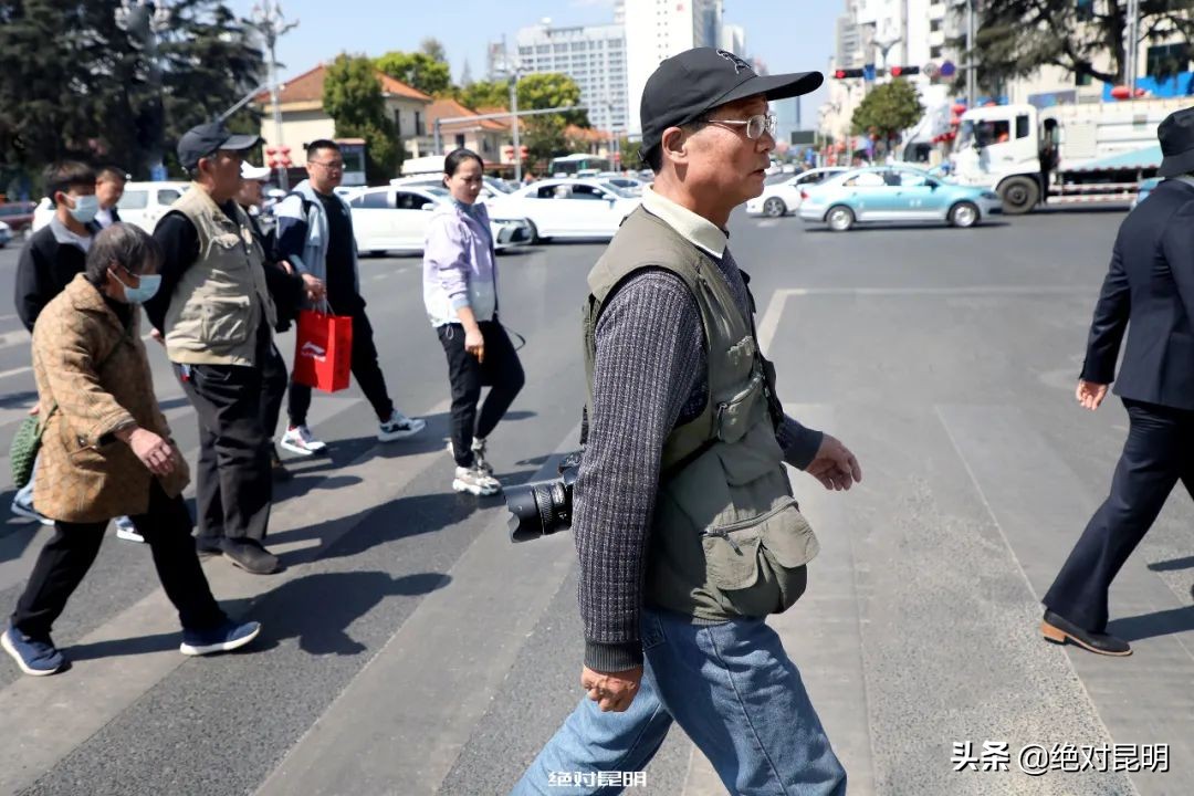 64岁的昆明“史料”摄影师，花40年拍遍云南民居和古建筑