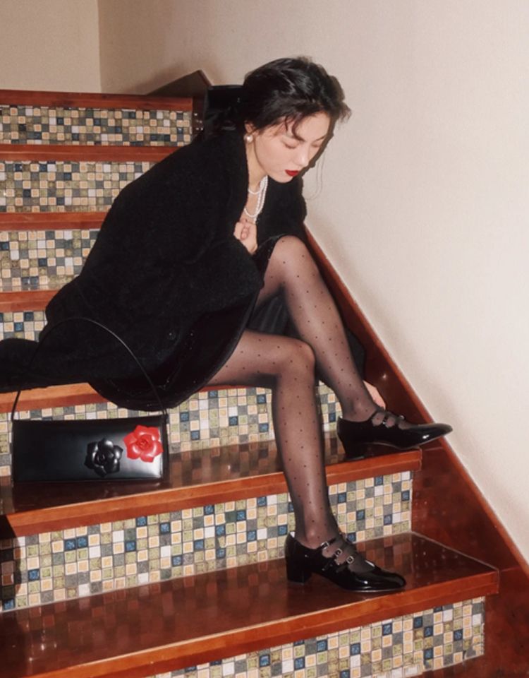 被杭州女生圈粉了！满大街的“黑丝+玛丽珍鞋”，洋气时髦，真美