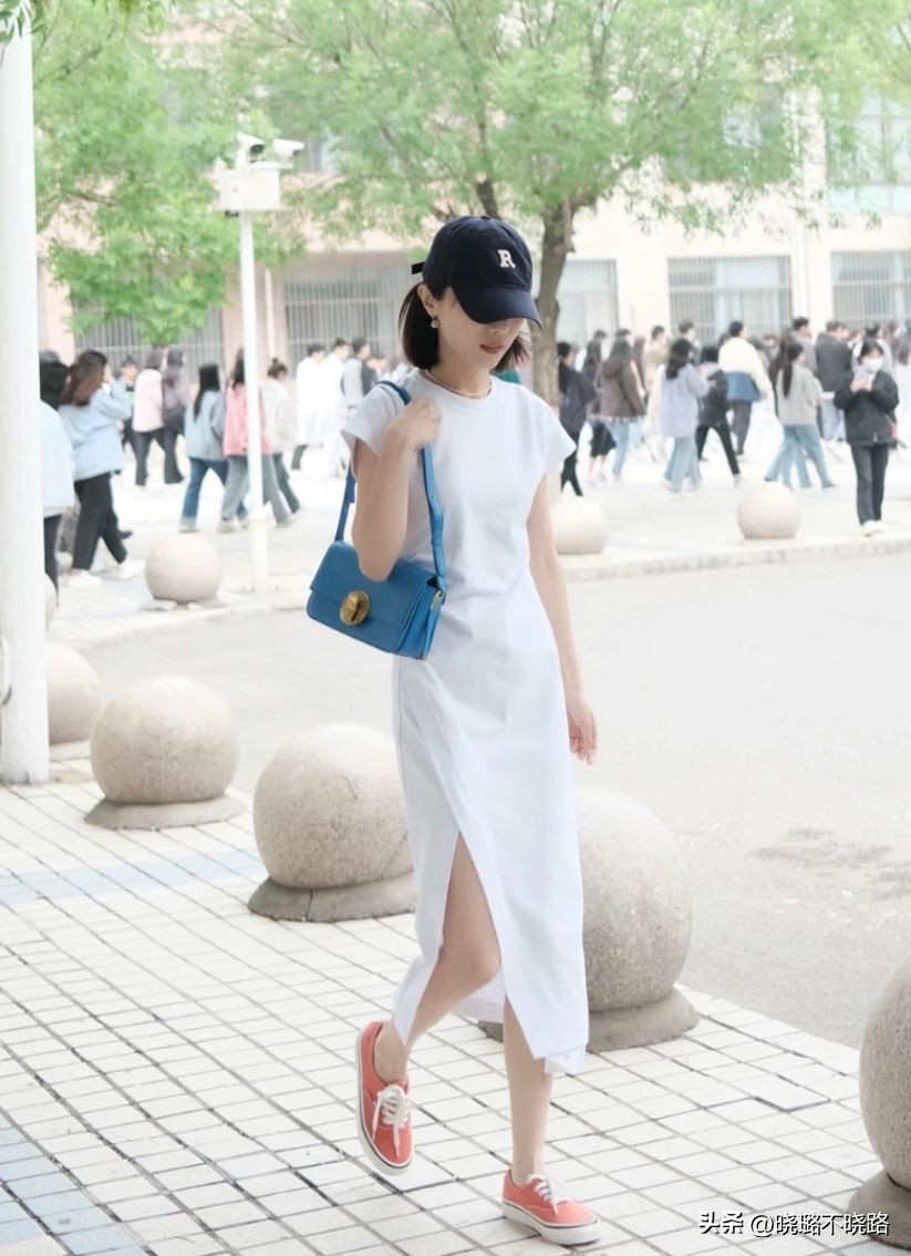 看完杭州街拍，被种草了一种新穿法：运动裙+运动鞋，洋气又减龄