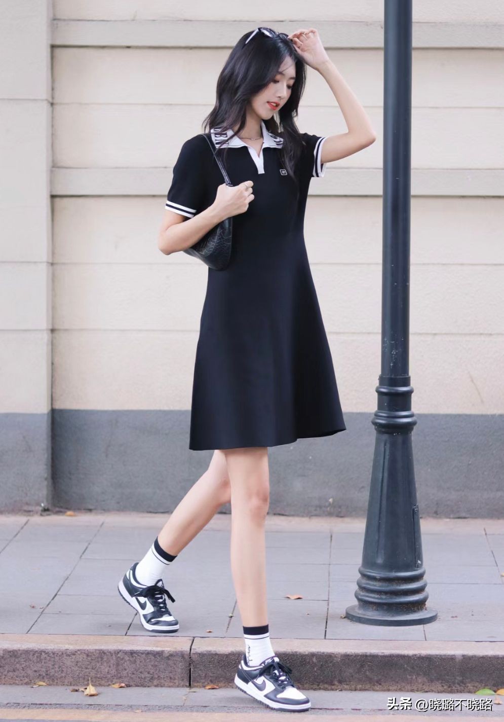 看完杭州街拍，被种草了一种新穿法：运动裙+运动鞋，洋气又减龄