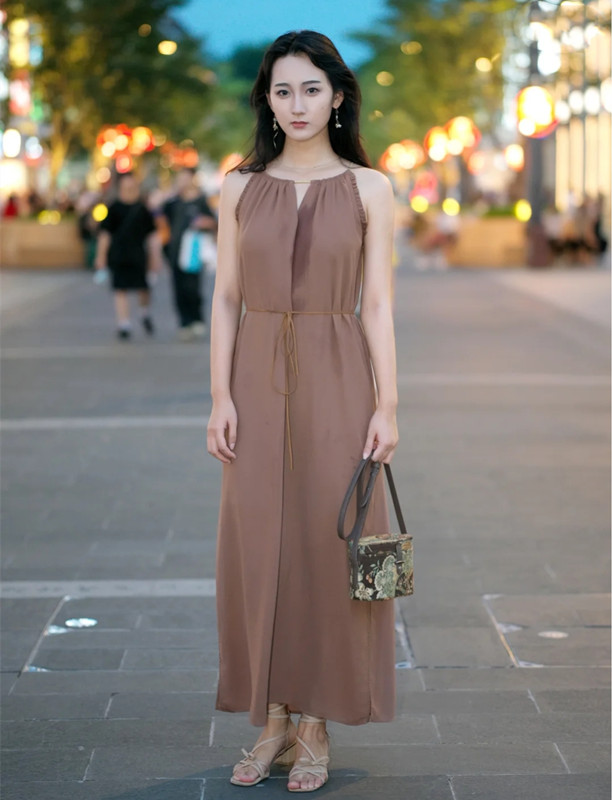 看街拍学“夏季穿衣”，杭州街头的女孩真会打扮，穿裙穿裤都时髦