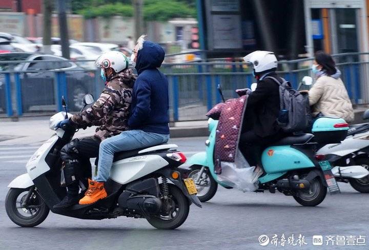 济南三天里冬夏气温变幻，12℃街拍小伙短裤力拼羽绒服