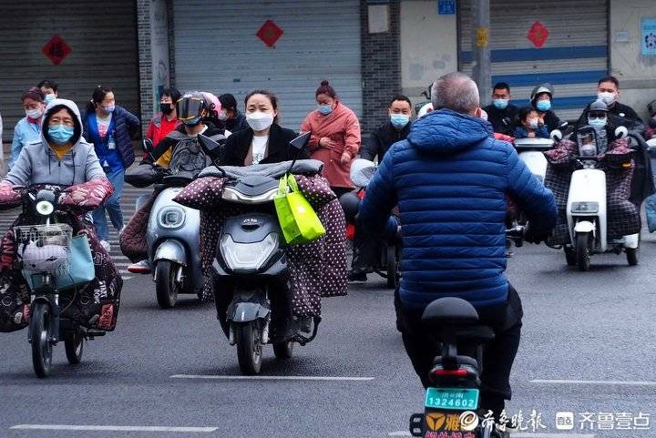 济南三天里冬夏气温变幻，12℃街拍小伙短裤力拼羽绒服