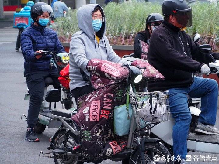 济南三天里冬夏气温变幻，12℃街拍小伙短裤力拼羽绒服