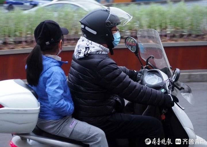 济南三天里冬夏气温变幻，12℃街拍小伙短裤力拼羽绒服