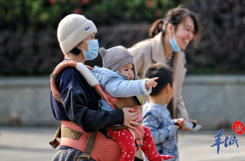 「街拍」日暖花香，广州街头情意浓→