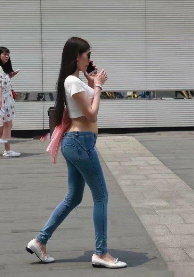 广州街拍: 厉害了, 这么紧的牛仔裤还要硬塞, 网友: 尴尬癌都犯了