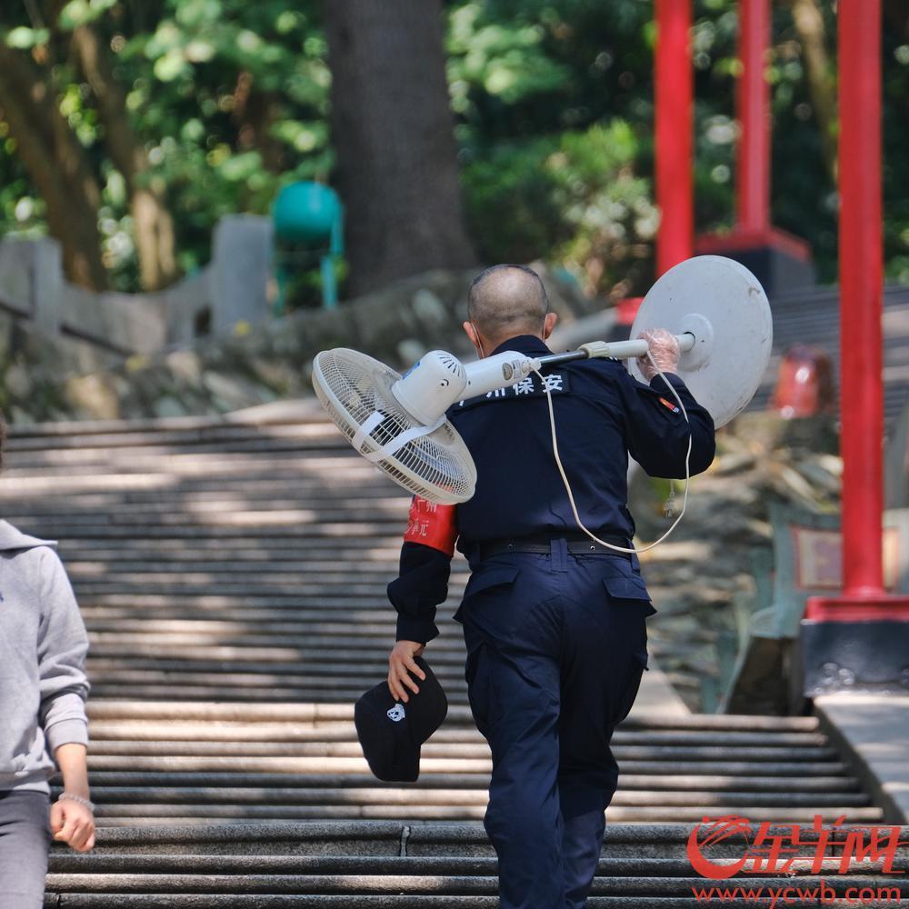 街拍：没错是26℃，这就是广州的春天，街坊直接换短袖