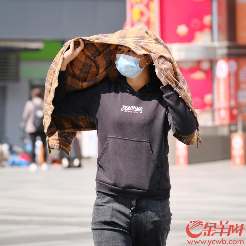 街拍：没错是26℃，这就是广州的春天，街坊直接换短袖