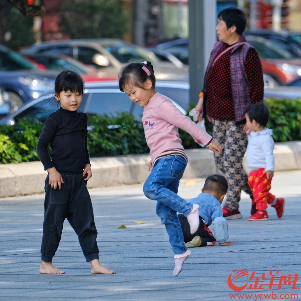 街拍：没错是26℃，这就是广州的春天，街坊直接换短袖