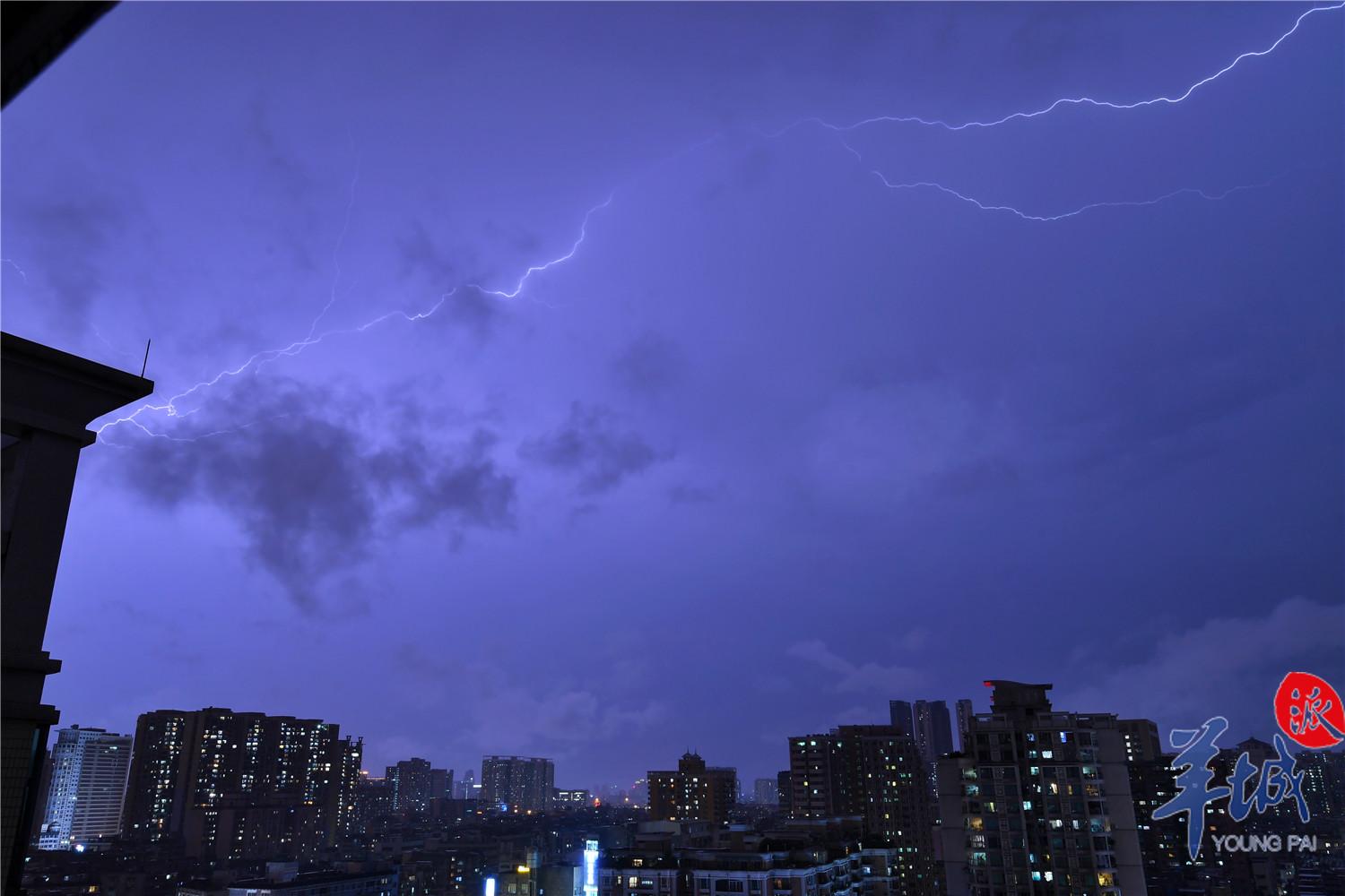 街拍 | 入夜广州雷雨大风，闪电如银蛇舞