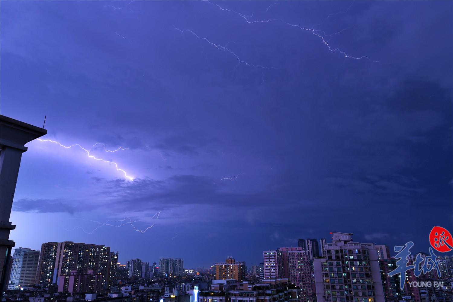 街拍 | 入夜广州雷雨大风，闪电如银蛇舞