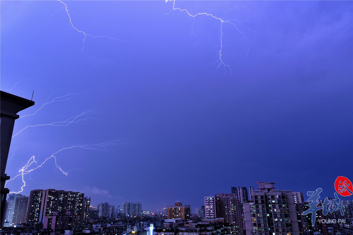 街拍 | 入夜广州雷雨大风，闪电如银蛇舞