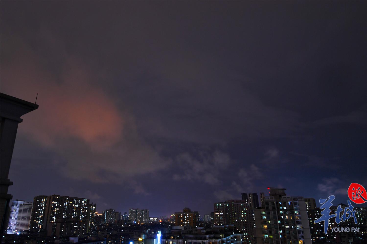 街拍 | 入夜广州雷雨大风，闪电如银蛇舞