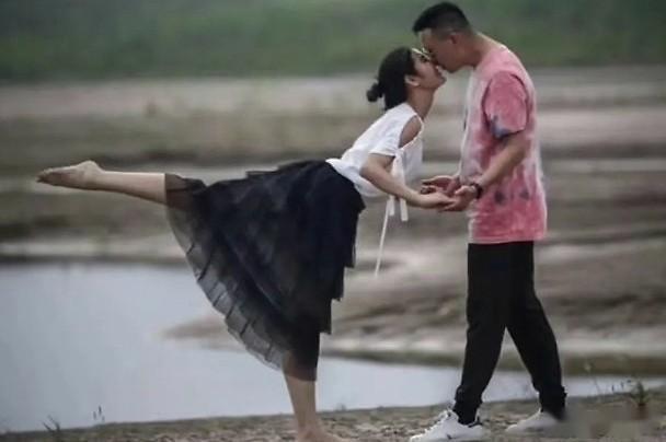 媒体街拍武汉解封生活照“芭蕾之吻”，意外揭发片中二人均有家室