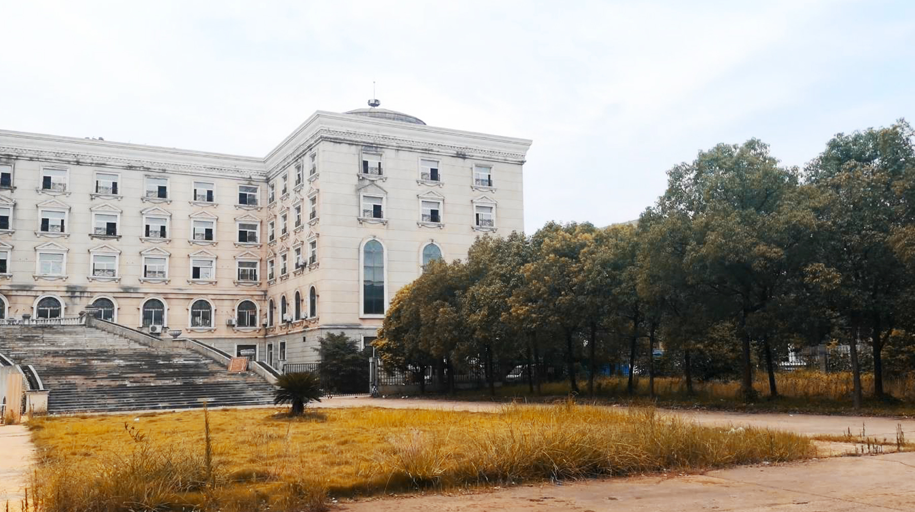 街拍武汉城区一栋旧楼：外形酷似美国会大厦，内院荒废成菜地