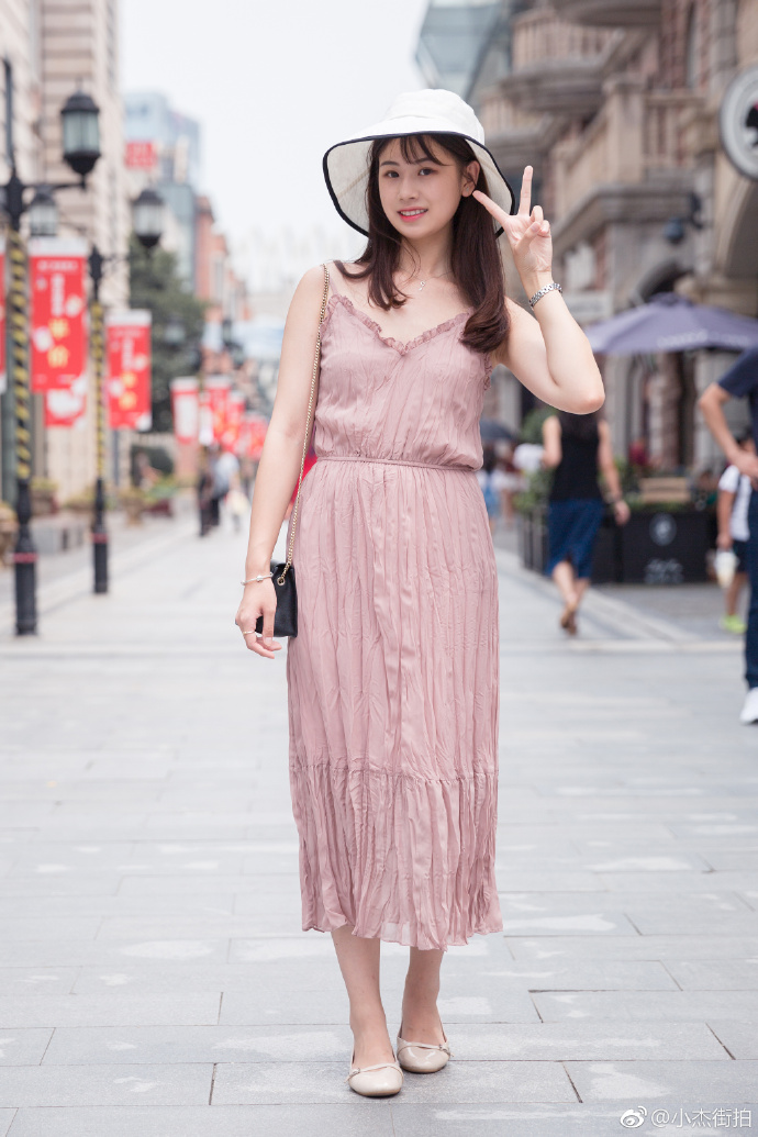 一组武汉街拍，路人美女夏季清爽时尚搭配风
