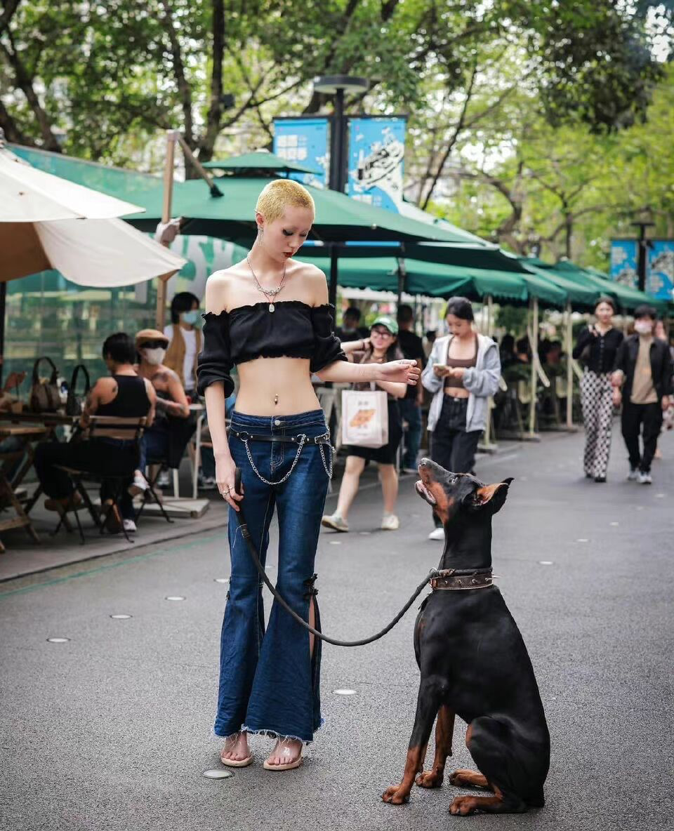 被成都的街拍美到了！成都女人的穿搭“小心机”，真值得借鉴