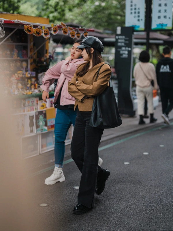 这才是值得借鉴的“街拍打扮”，成都女孩出门穿得又暖又美，羡慕