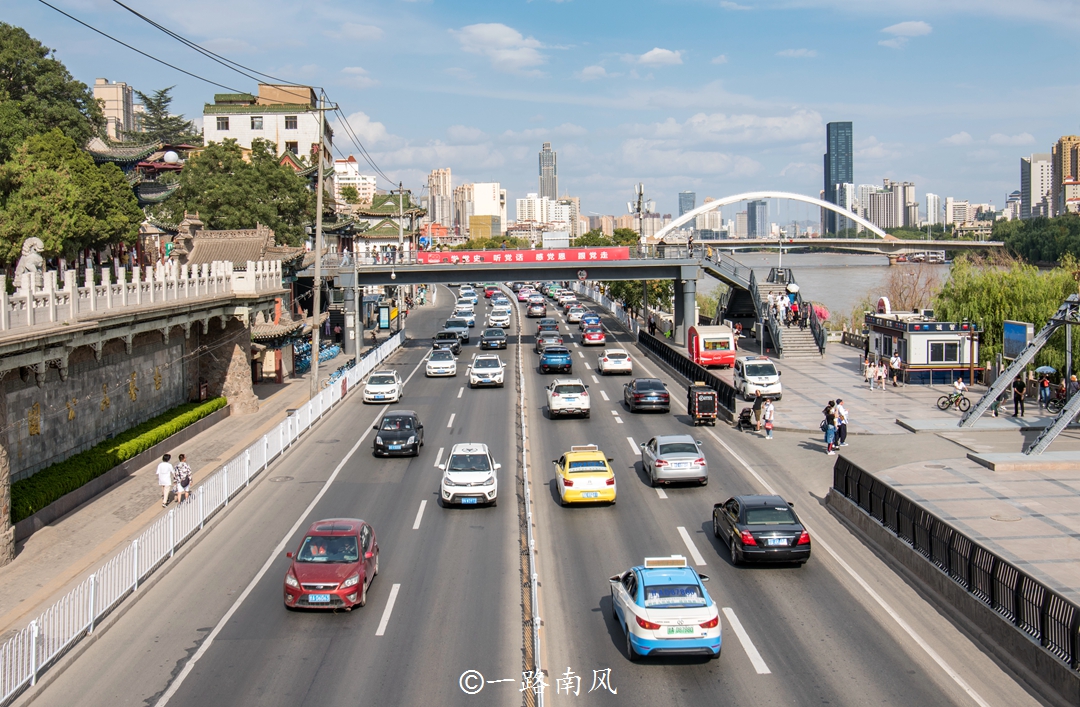 实拍“西北小香港”－兰州市，看看这座城区狭长的城市美不美