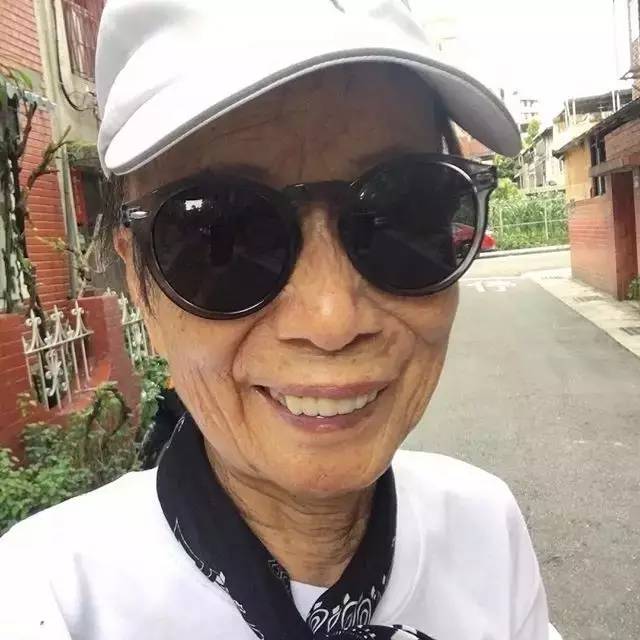 88岁台湾奶奶学绘画、报英语班，街拍火遍网络，潮到让年轻人颤抖！