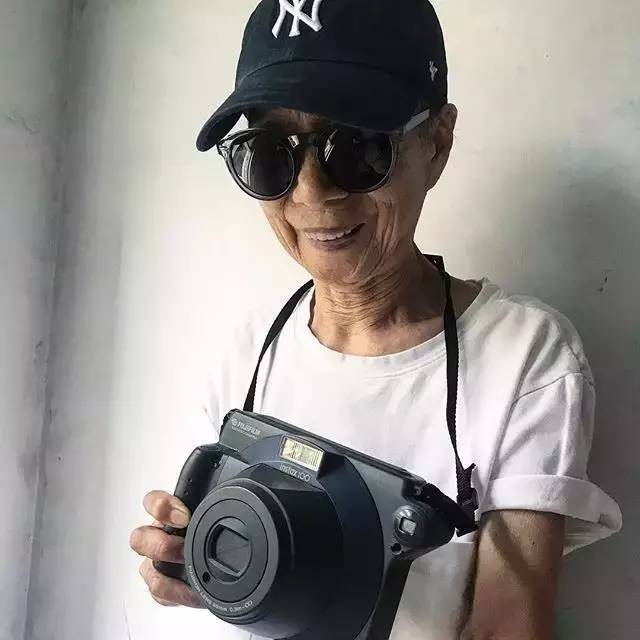 88岁台湾奶奶学绘画、报英语班，街拍火遍网络，潮到让年轻人颤抖！