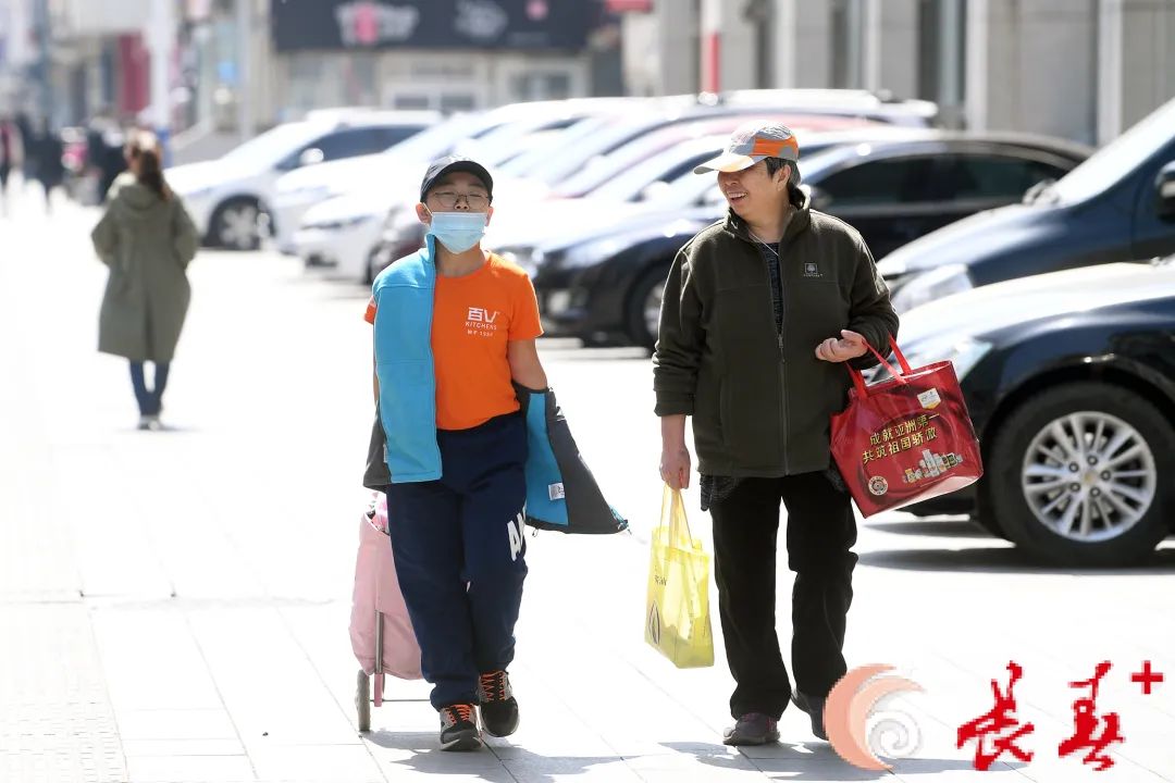 养眼！长春街头“发布”春夏时装秀