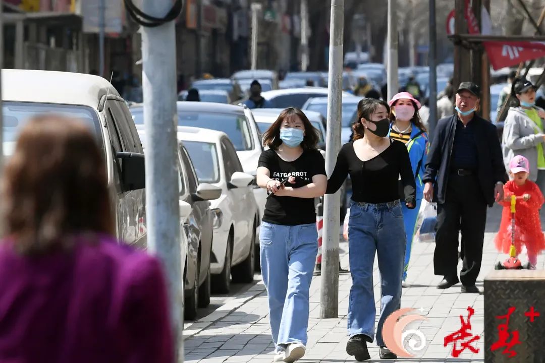 养眼！长春街头“发布”春夏时装秀